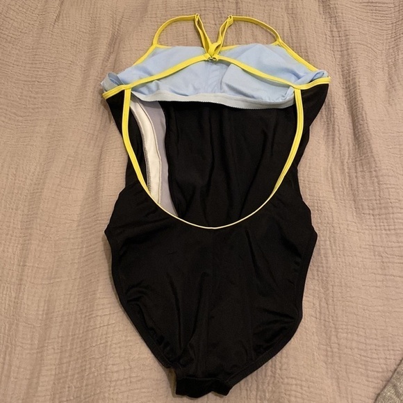 Nike one pices swimwear. Size 8 - Picture 7 of 11